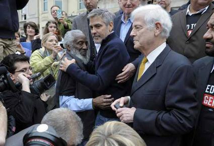 الإفراج عن جورج كلوني ووالده بعد اعتقالهما أمام السفارة السودانية في واشنطن